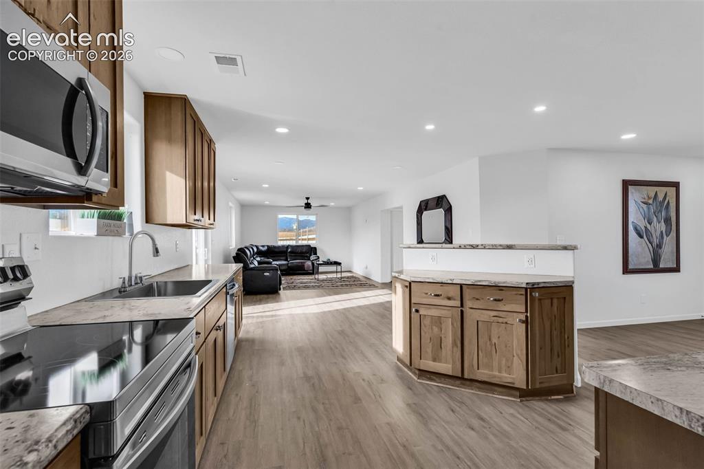 Image 9 of 50: Kitchen