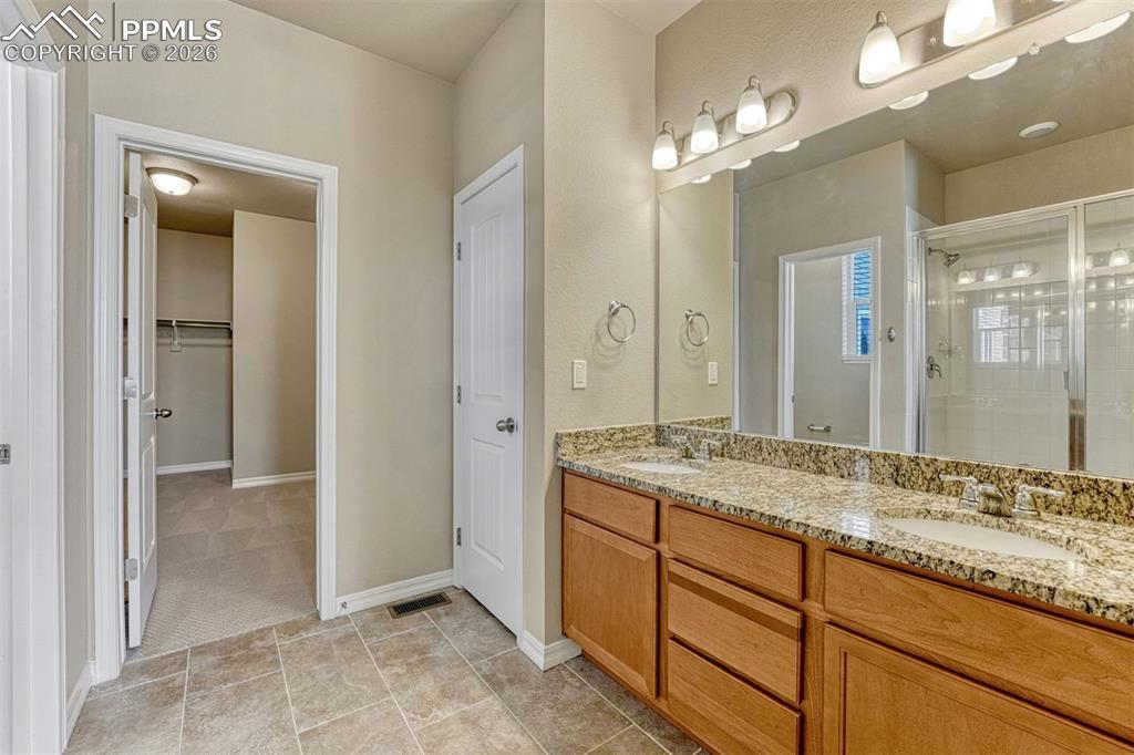 Image 19 of 42: Bathroom