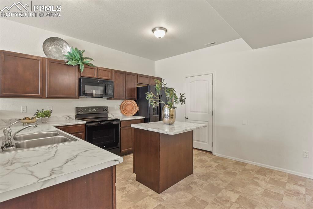 Image 11 of 36: Kitchen