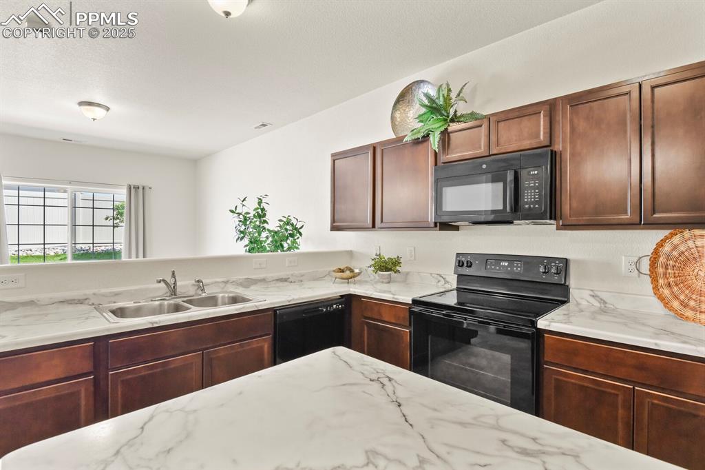Image 12 of 36: Kitchen