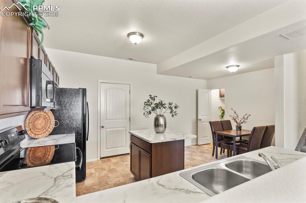 Image 15 of 36: Kitchen