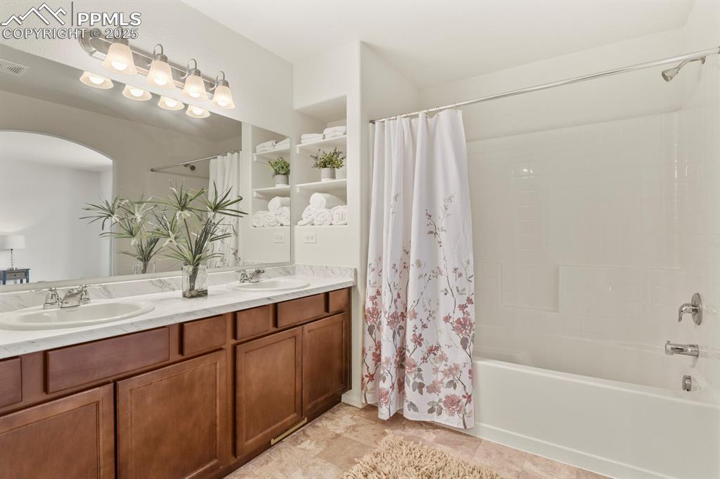 Image 22 of 36: Large Master Bath