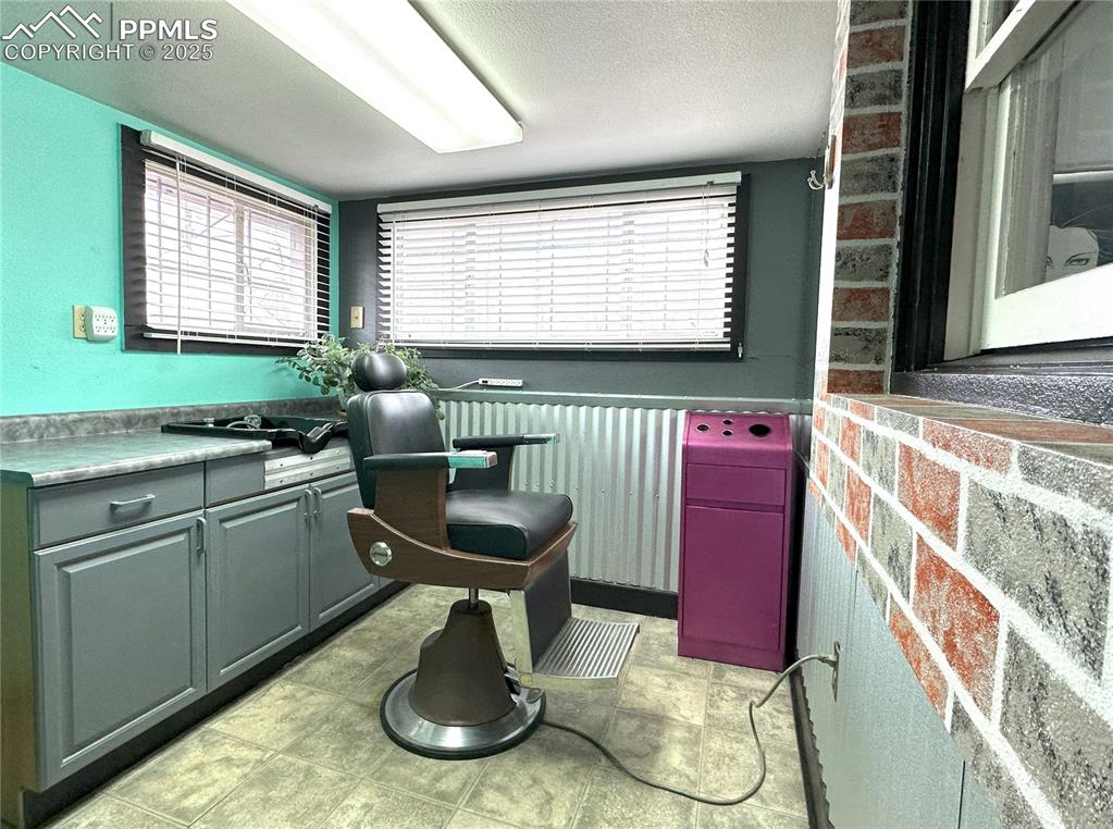 Image 13 of 15: Office