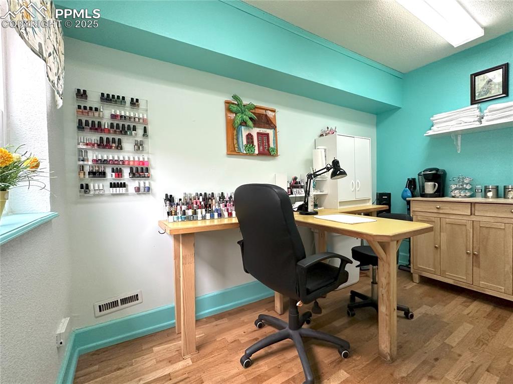 Image 14 of 15: Office