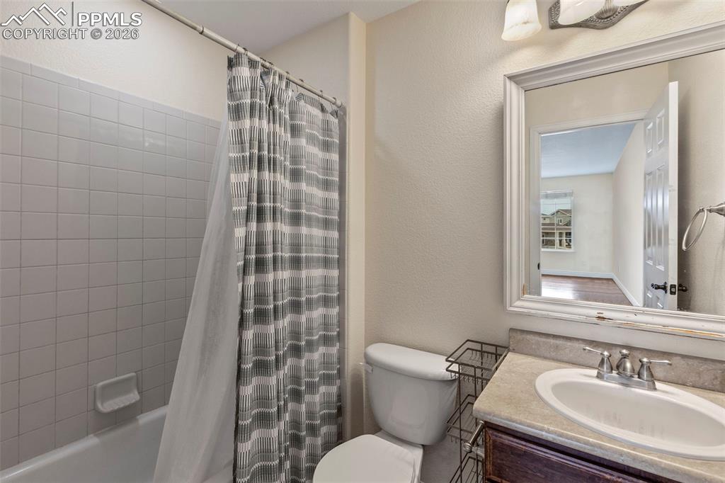 Image 32 of 48: Bathroom