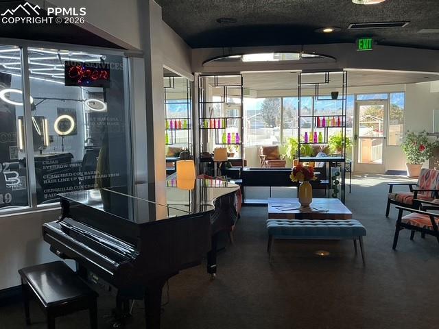 Image 8 of 11: Lobby