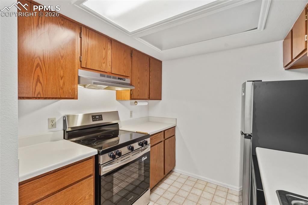 Image 18 of 48: Kitchen