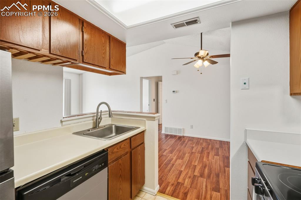 Image 20 of 48: Kitchen