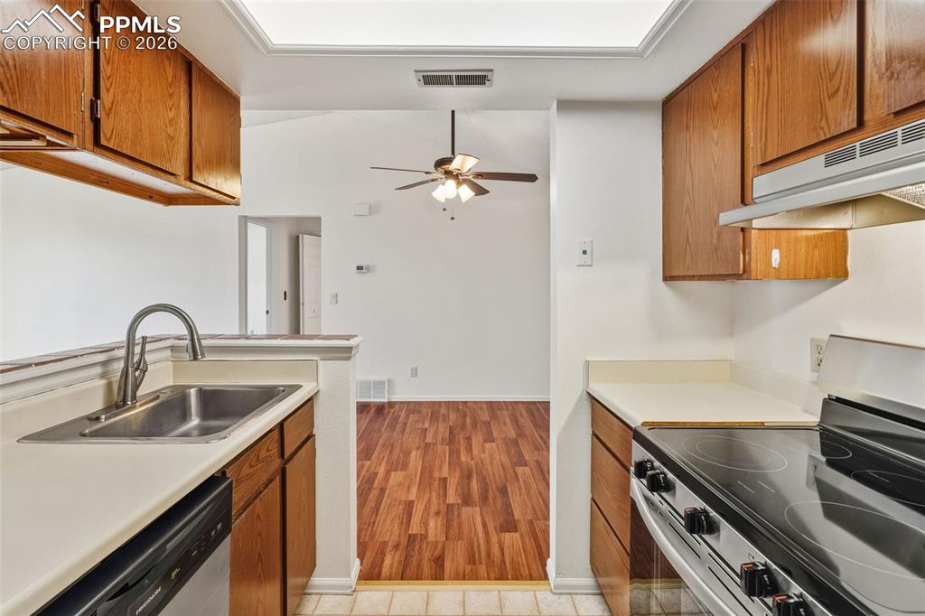 Image 21 of 48: Kitchen