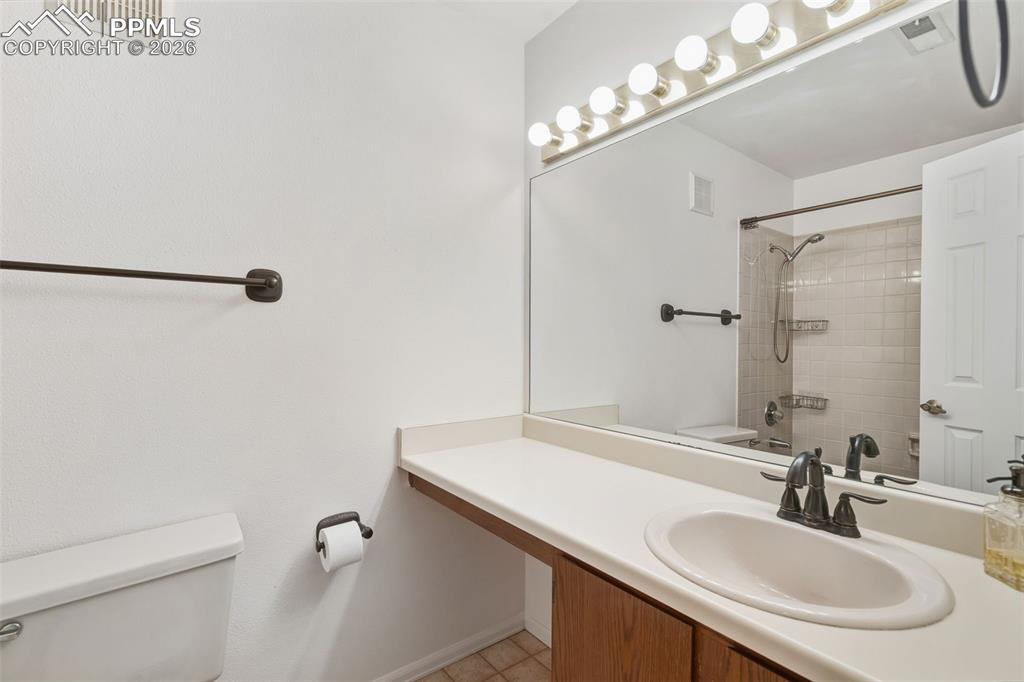 Image 27 of 48: Bathroom