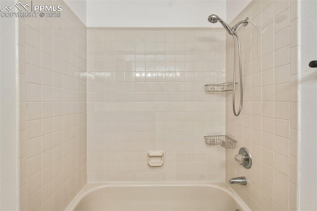 Image 28 of 48: Bathroom