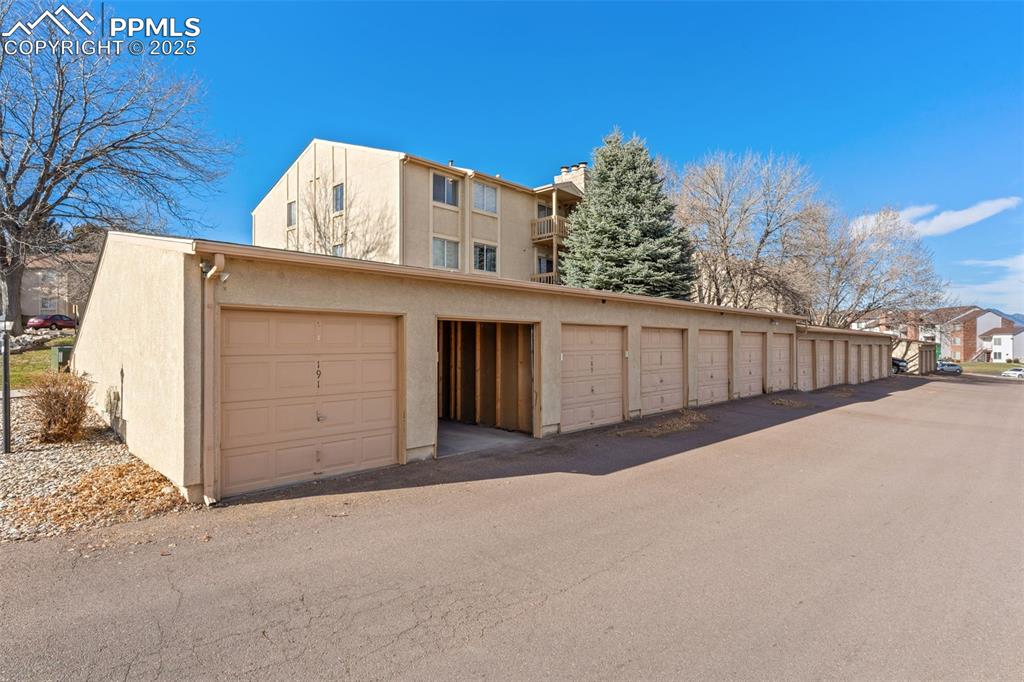 Image 41 of 48: Garage