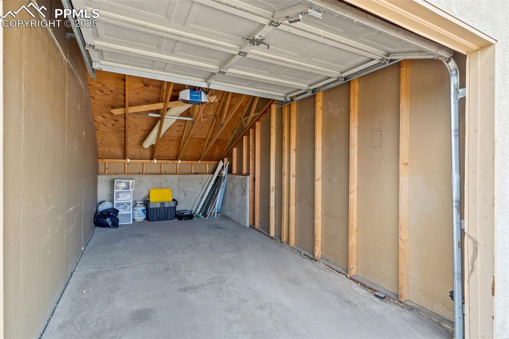 Image 42 of 48: Garage