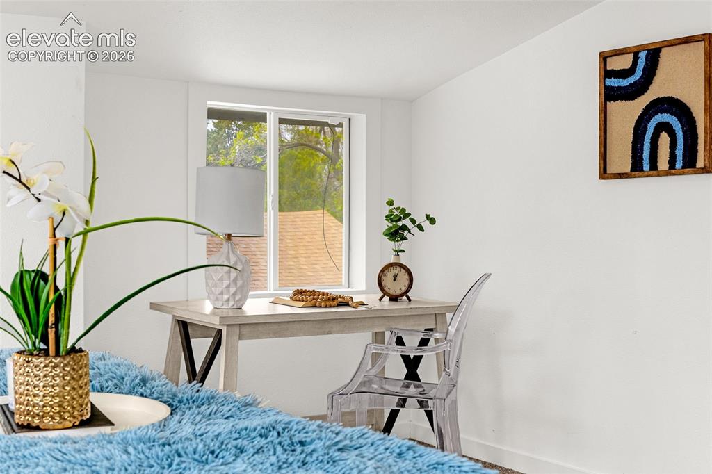 Image 14 of 33: Dining Area