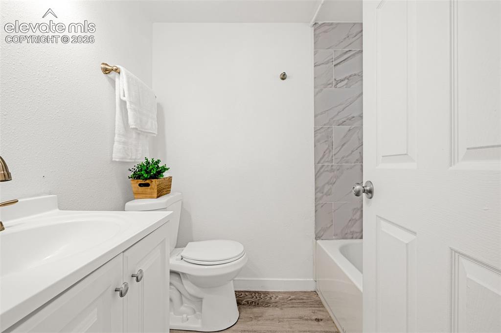 Image 17 of 33: Bathroom