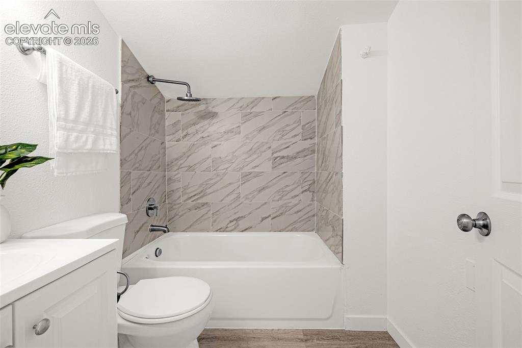 Image 18 of 33: Bathroom