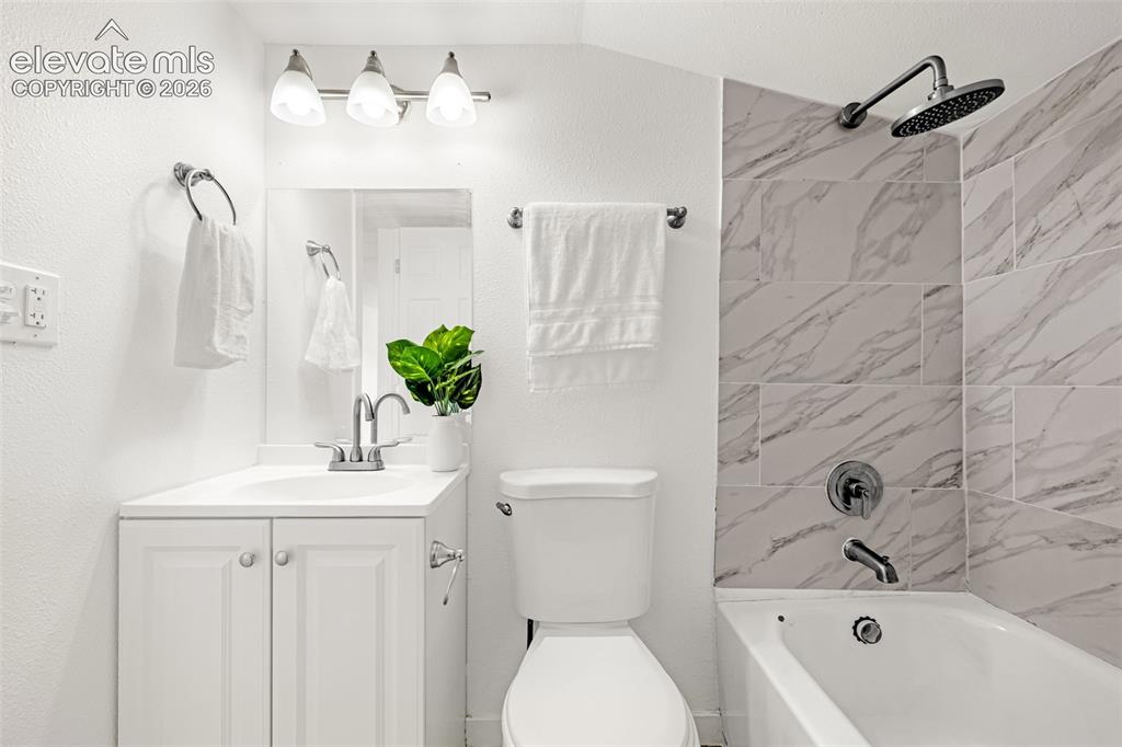 Image 19 of 33: Bathroom