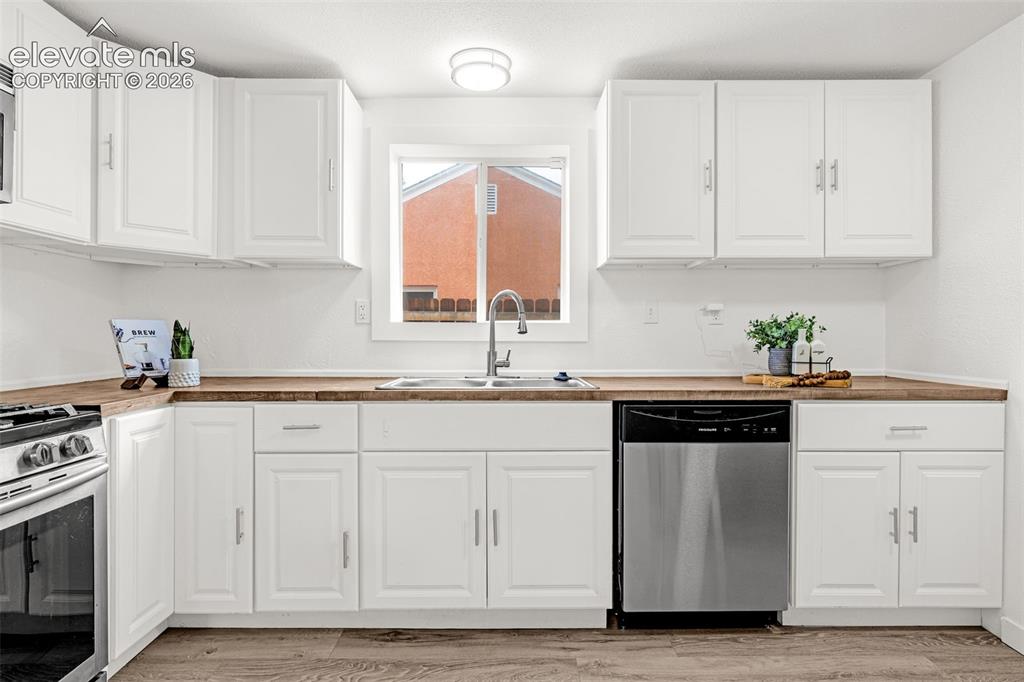 Image 6 of 33: Kitchen