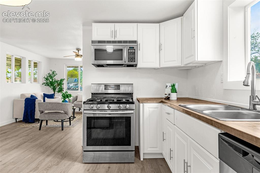 Image 7 of 33: Kitchen