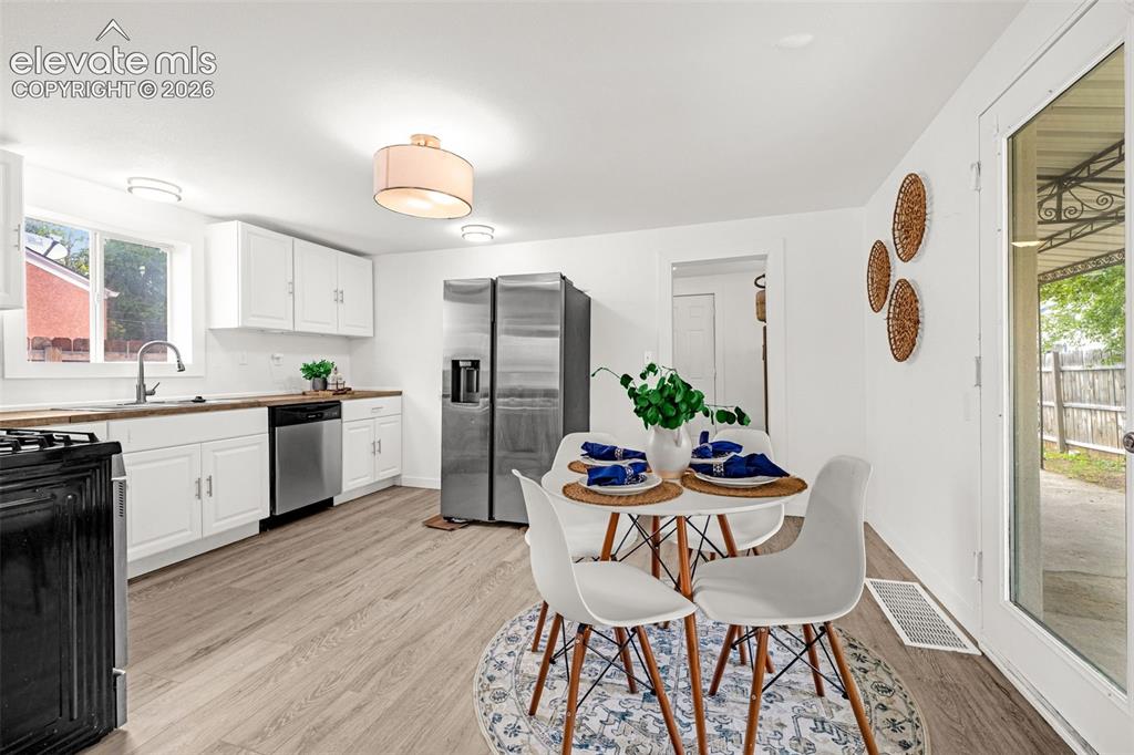 Image 9 of 33: Kitchen