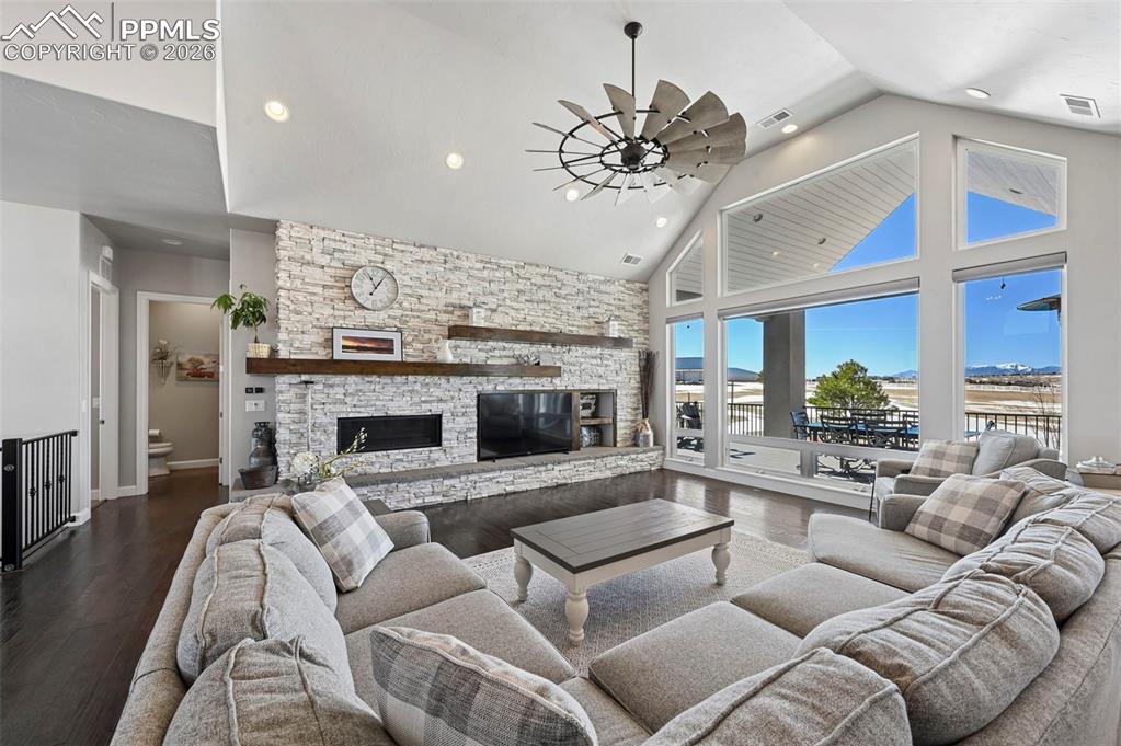 Image 13 of 50: Dining Area