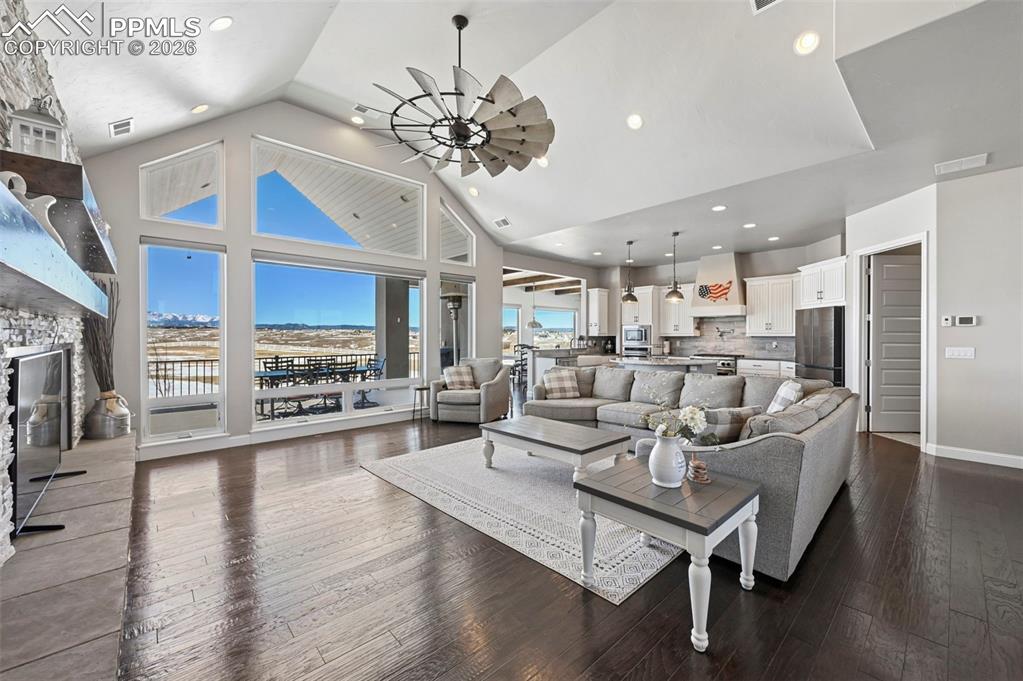 Image 14 of 50: Living Room