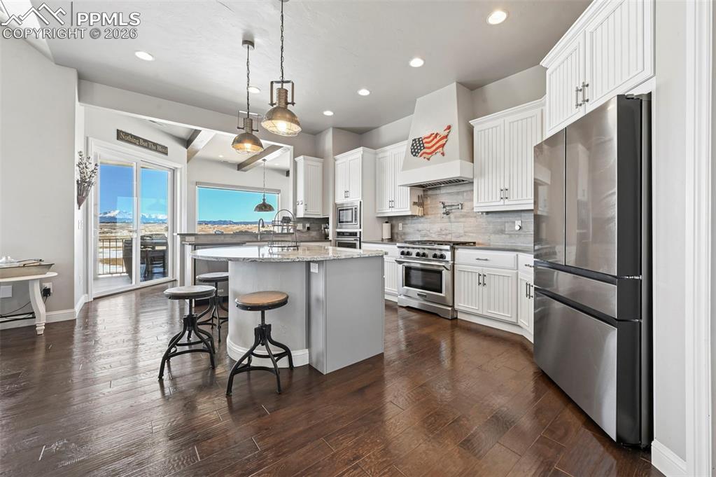 Image 17 of 50: Living Room