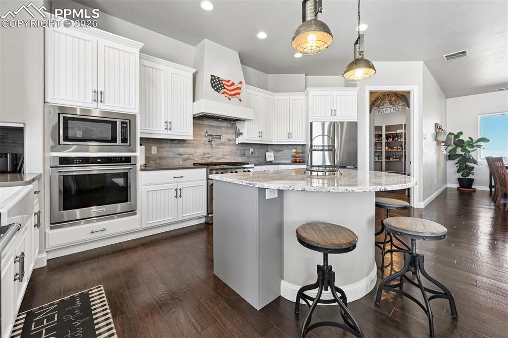 Image 18 of 50: Kitchen