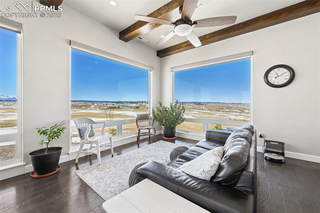 Image 19 of 50: Kitchen