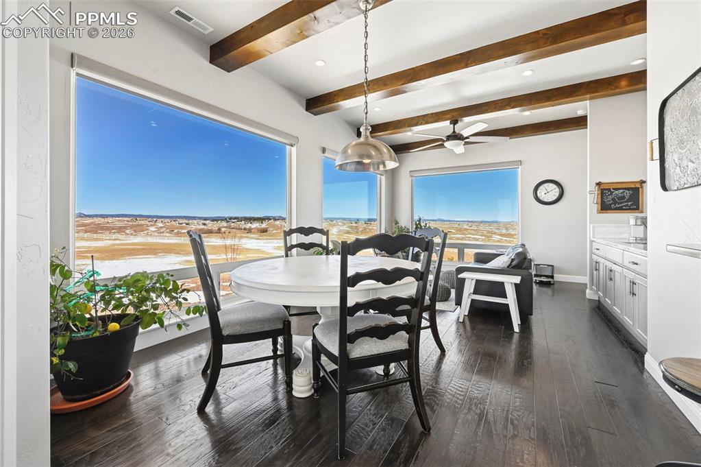 Image 21 of 50: Kitchen