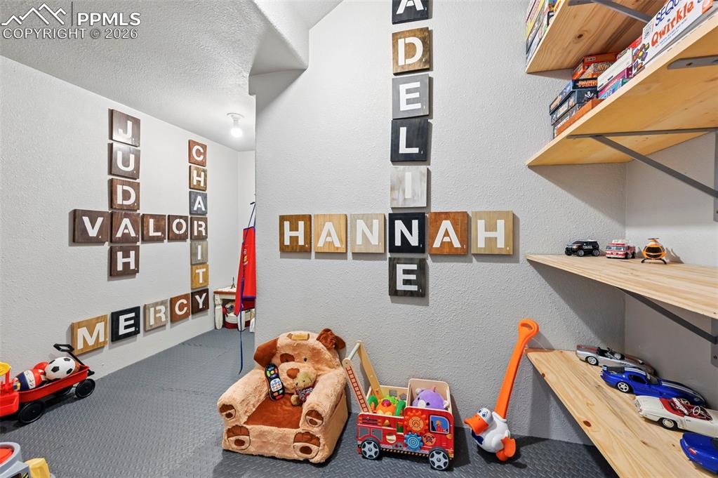 Image 33 of 50: Living Room