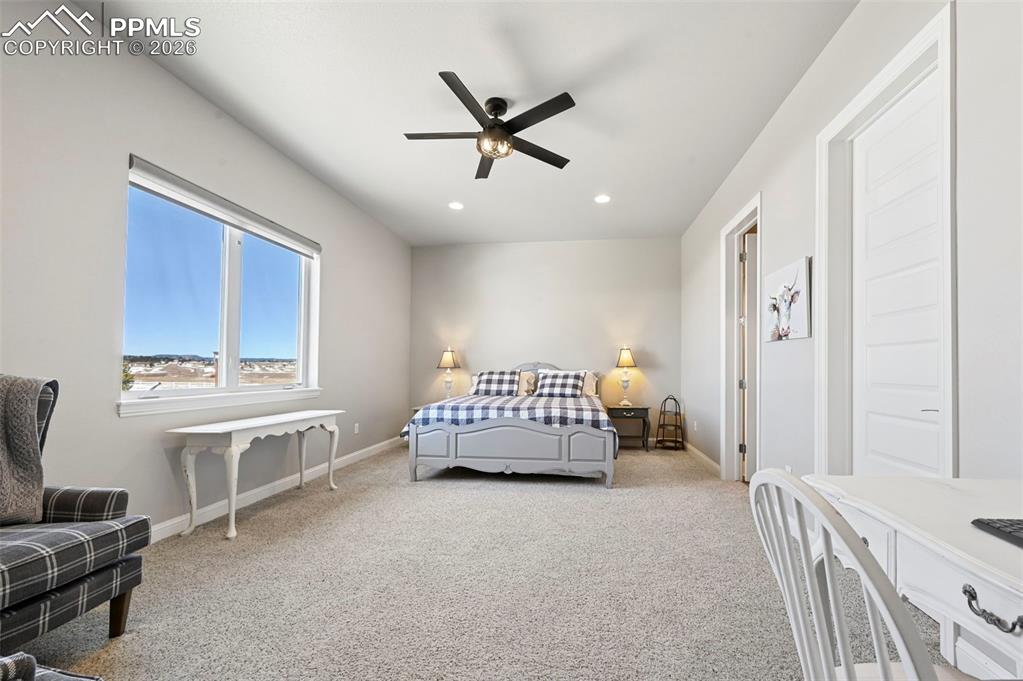 Image 36 of 50: Office