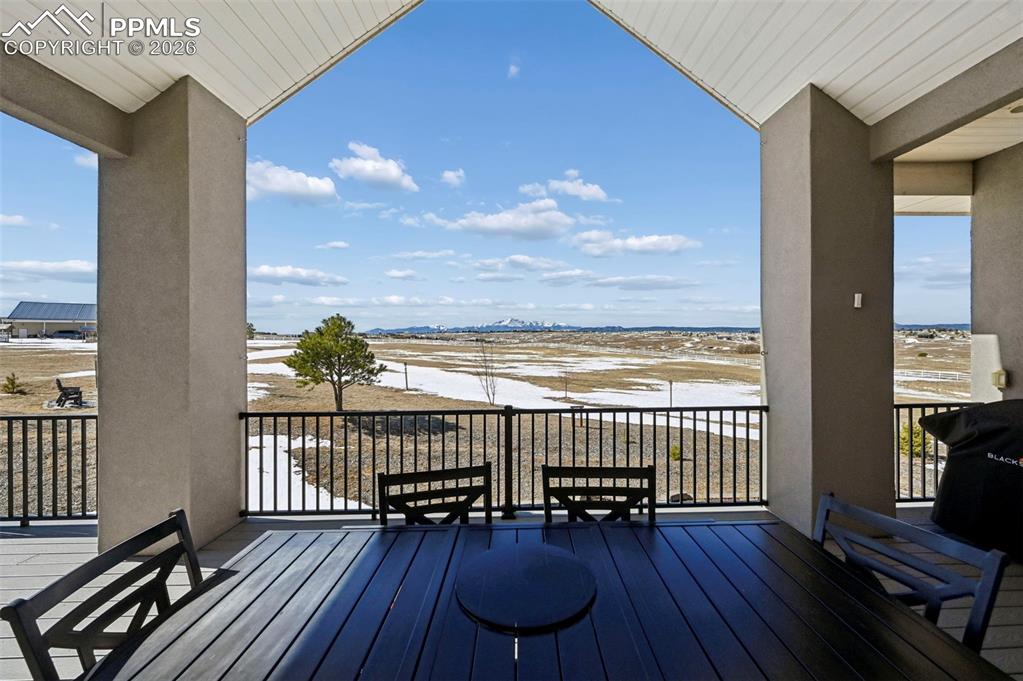 Image 42 of 50: Deck