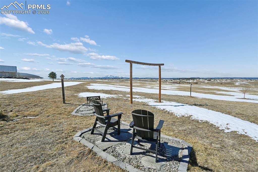 Image 47 of 50: Yard