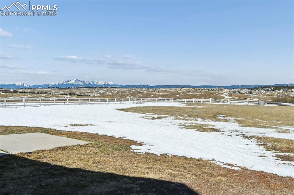 Image 48 of 50: Yard