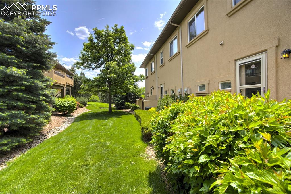 Image 26 of 29: Yard