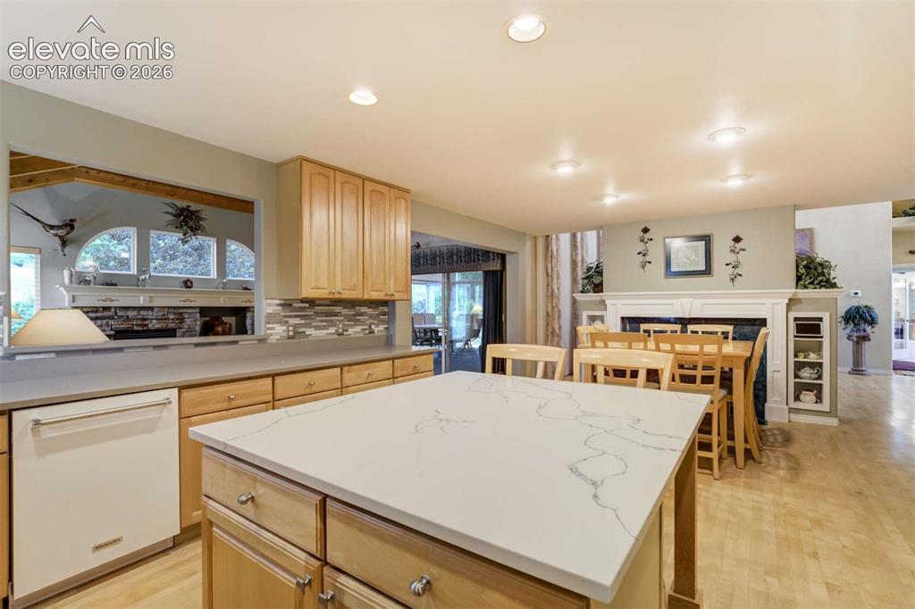 Image 10 of 50: Kitchen