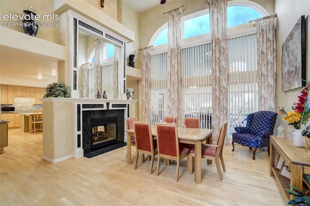 Image 6 of 50: Dining Area