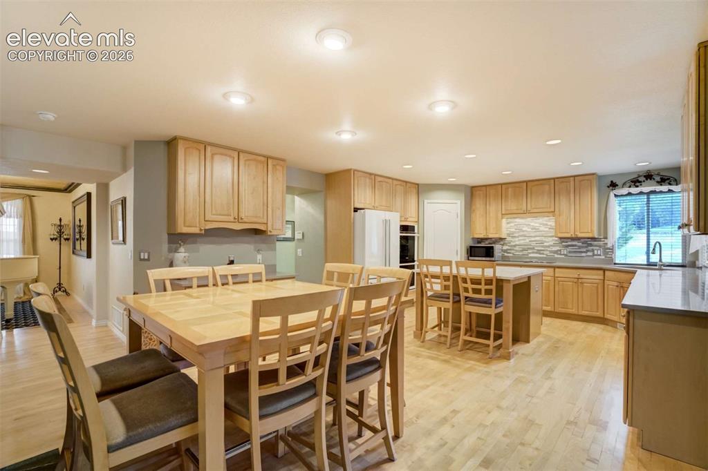 Image 7 of 50: Dining Area