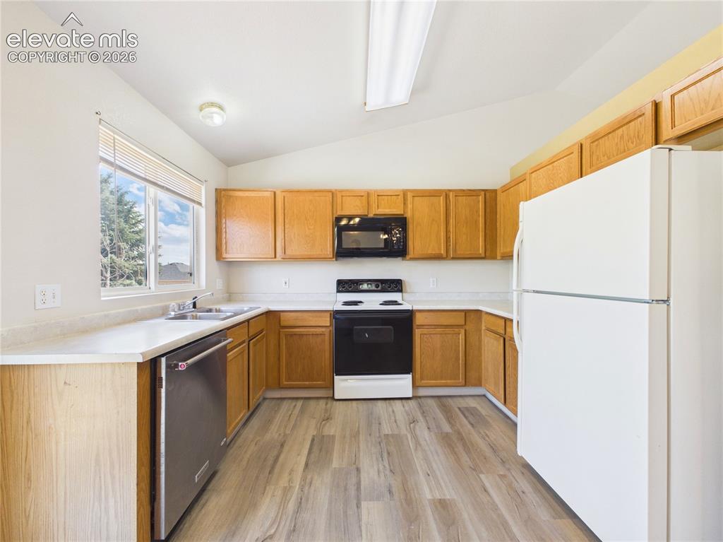 Image 11 of 38: Kitchen