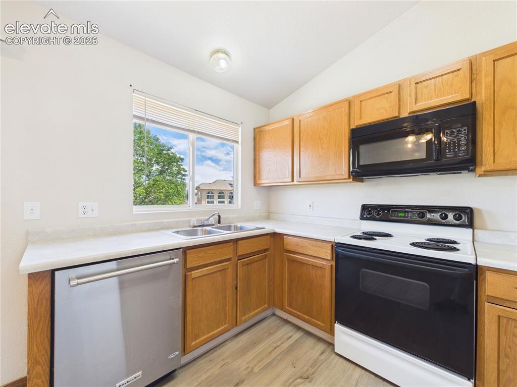 Image 12 of 38: Kitchen