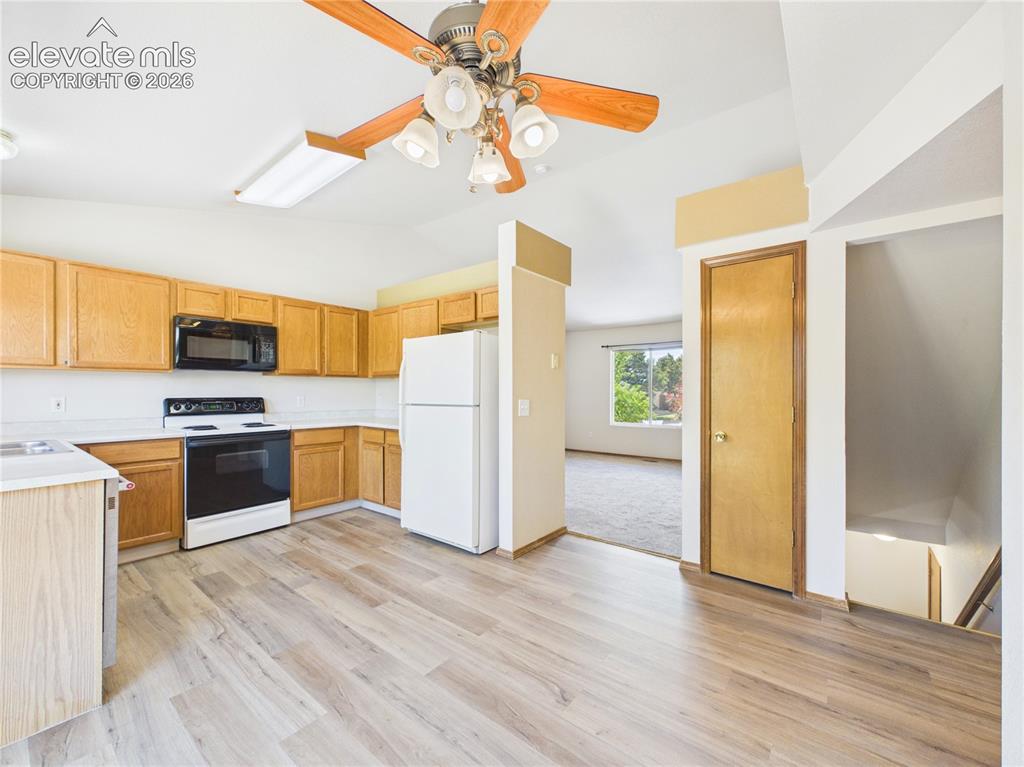 Image 15 of 38: Kitchen