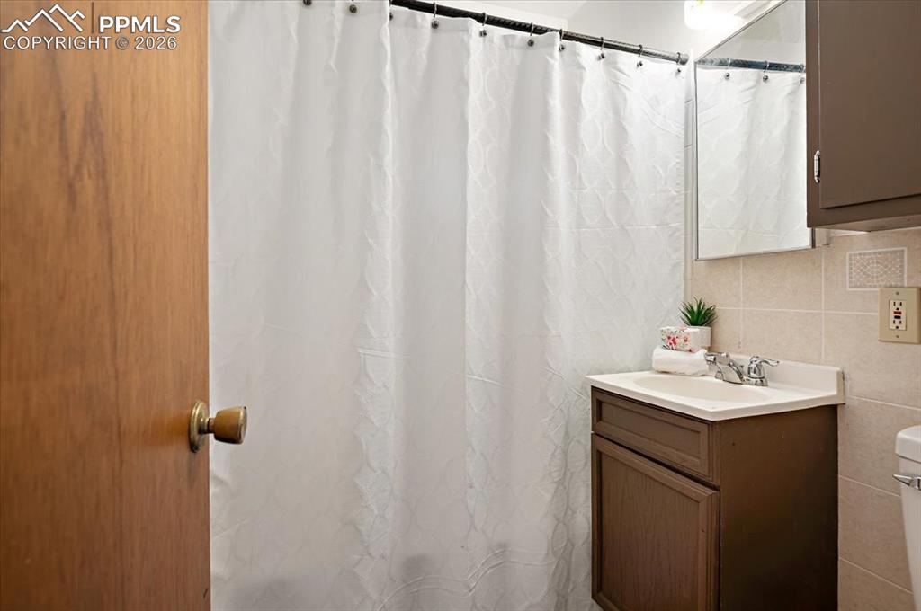 Image 11 of 14: Bathroom