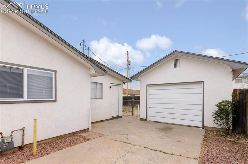 Image 15 of 16: Garage