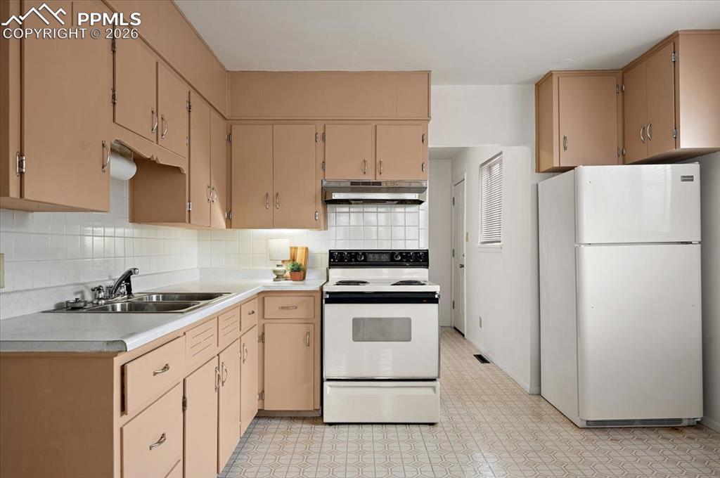 Image 4 of 14: Kitchen