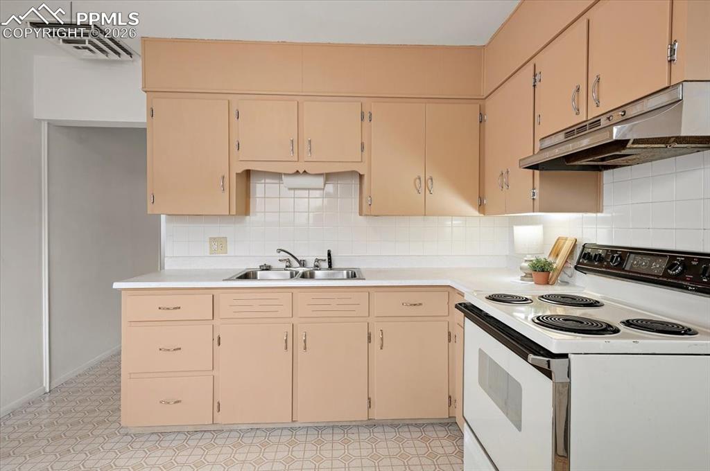 Image 6 of 14: Kitchen