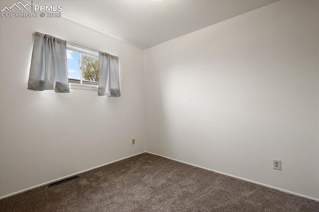 Image 9 of 14: Bedroom