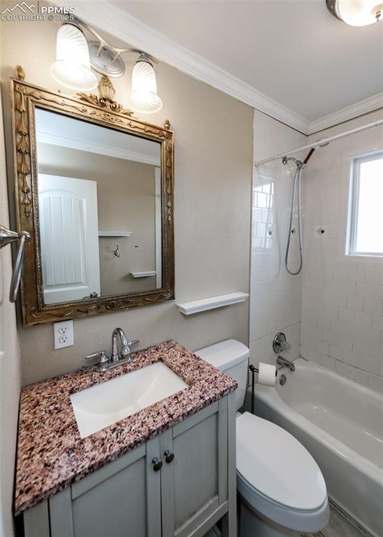 Image 23 of 32: Bathroom