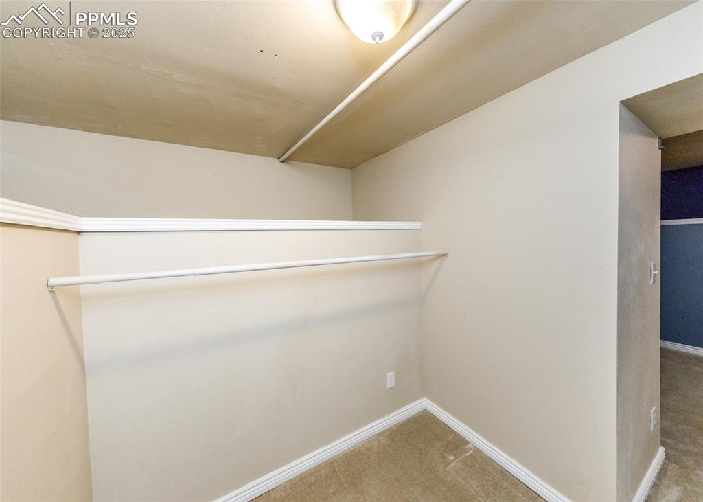 Image 31 of 32: Closet