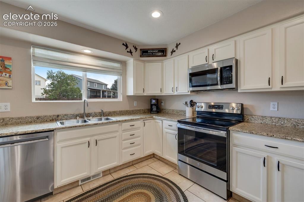 Image 16 of 39: Dining Area